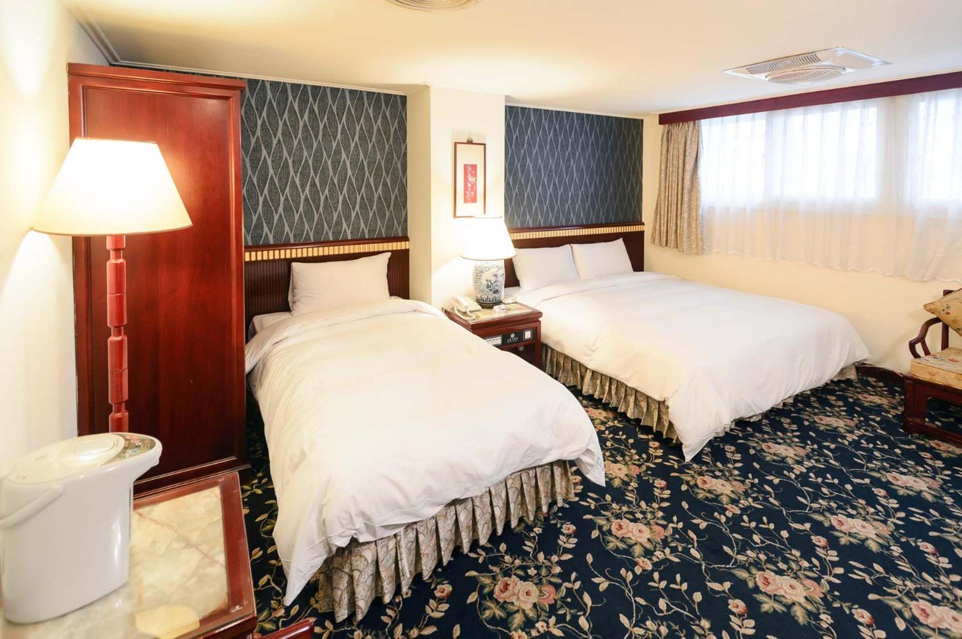 Kiwi Hotel Mrt Wenxin Branch Taichung Exterior photo