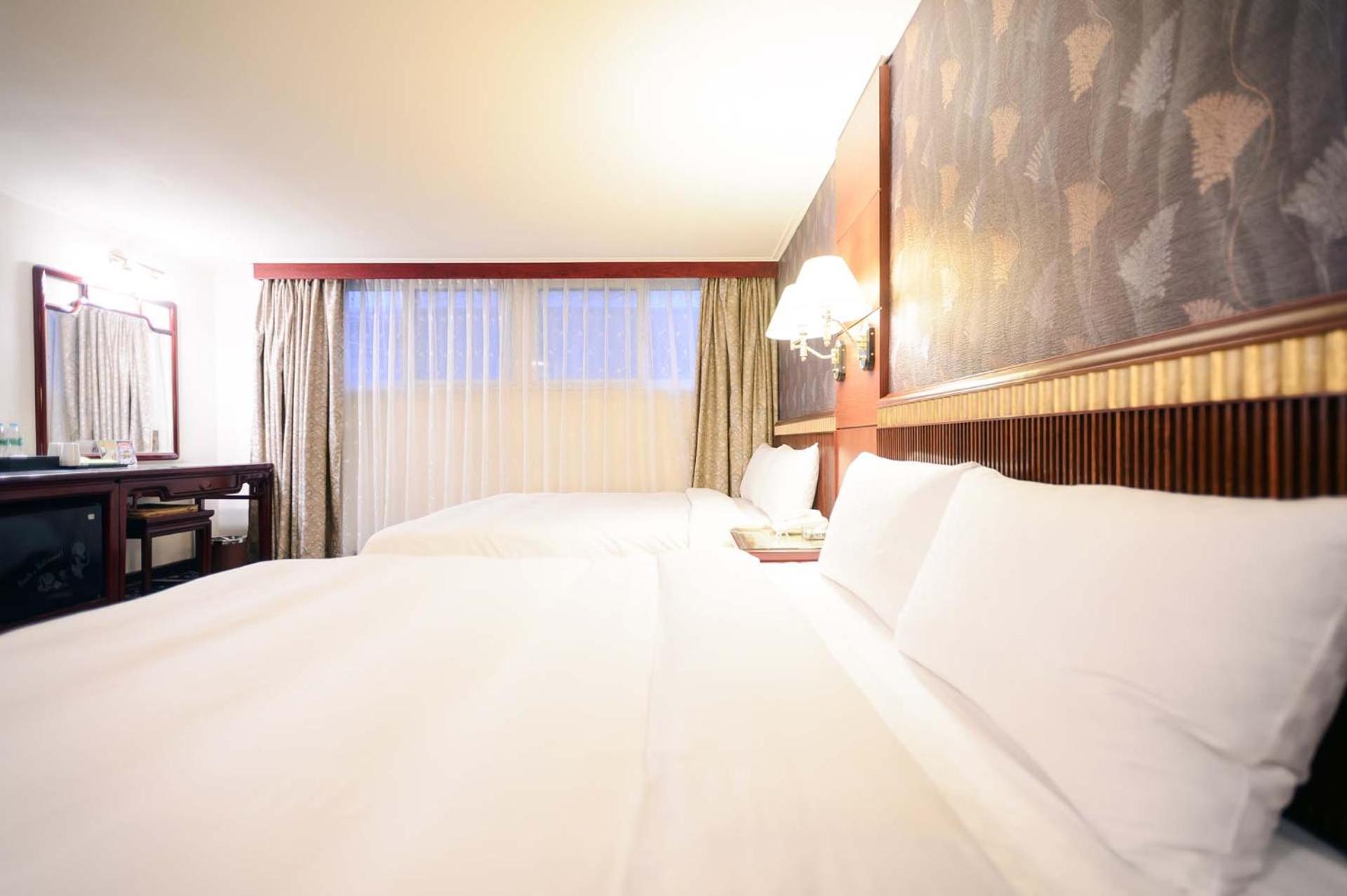 Kiwi Hotel Mrt Wenxin Branch Taichung Exterior photo
