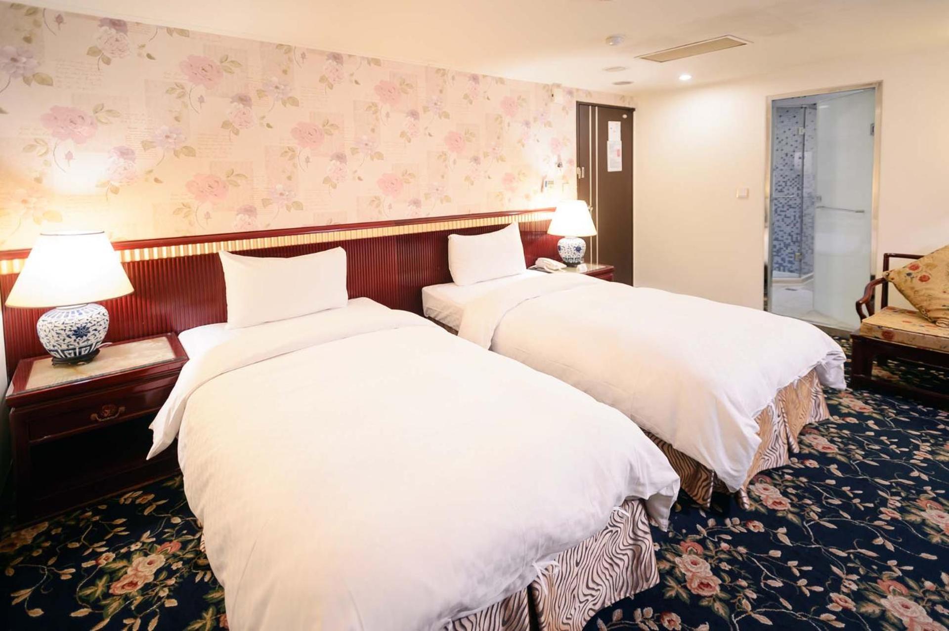 Kiwi Hotel Mrt Wenxin Branch Taichung Exterior photo